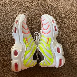 hot pink volt air max plus